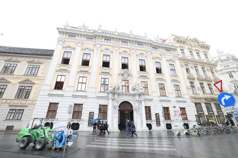Mittwochabend wurde im Palais Daun-Kinsky in der Wiener Innenstadt ein süßer Malteser-Hund getötet.