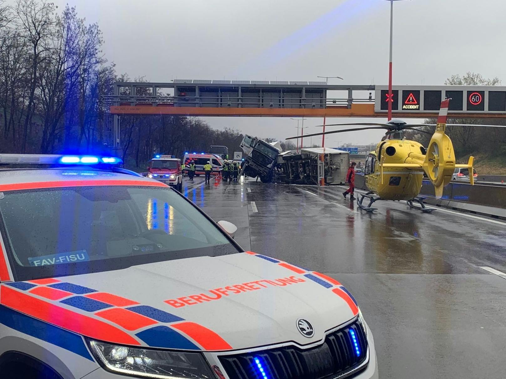 der Rettungshubschrauber landete auf der Fahrbahn. Der verletzte LKW-Lenker (36) wurde ins Spital geflogen.