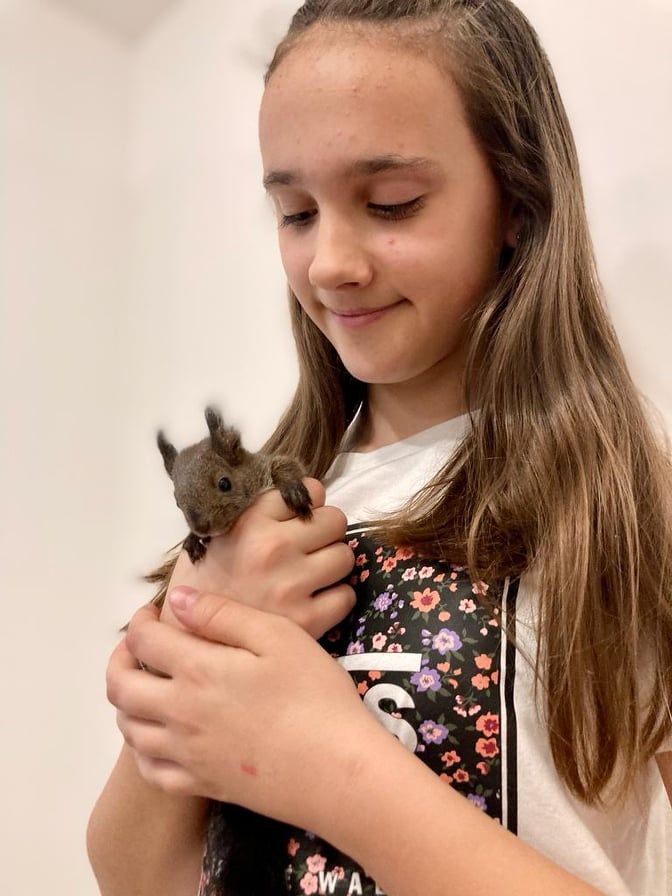 Helena und ihr kleines Flaschenkind.
