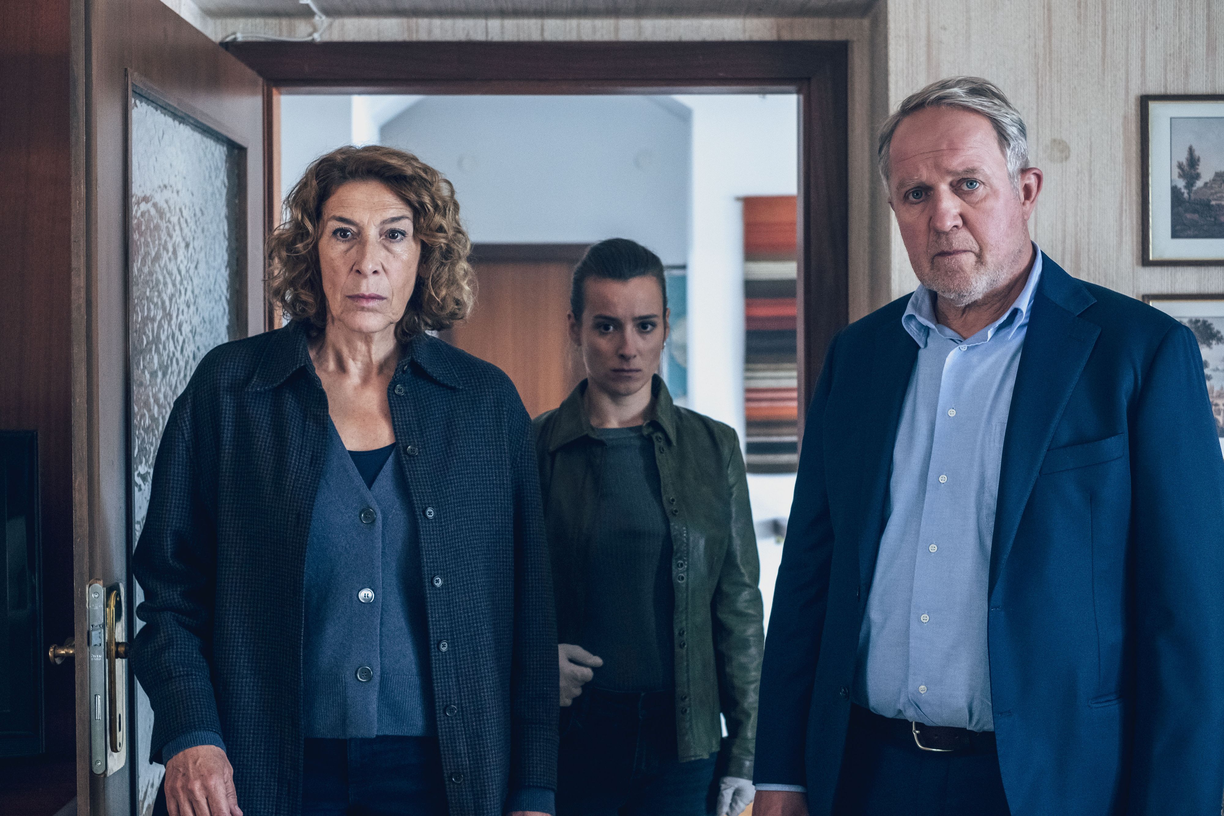 "Tatort", "Alles was Recht ist." Eisner und Fellner werden zu einem glasklaren Fall gerufen: Zwei Leichen und ein Täter, der selbst die Polizei alarmiert und am Tatort auf die Ermittler wartet. Tatwaffe, Motiv und Tatsachengeständnis inklusive. Alles könnte so "gschmeidig" laufen, hätte nicht ausgerechnet der gerissenste Anwalt des Landes die Verteidigung des Angeklagten übernommen und einen Freispruch erwirkt. Kurz darauf landet der Anwalt selbst auf dem Obduktionstisch - und der Freigesprochene verschwindet spurlos. Zu allem Überdruss taucht auch noch Inkasso Heinzi, ein alter Bekannter von Moritz und Bibi, auf, um die Freundschaft der beiden wieder einmal auf eine harte Probe zu stellen.Im Bild (v.li.): Adele Neuhauser (Bibi Fellner), Christina Scherrer (Meret Schande), Harald Krassnitzer (Moritz Eisner).  SENDUNG: ORF2 - SO - 03.04.2022 - 20:15 UHR. - Veroeffentlichung fuer Pressezwecke honorarfrei ausschliesslich im Zusammenhang mit oben genannter Sendung oder Veranstaltung des ORF bei Urhebernennung.  Foto: ORF/KGP/Petro Domenigg.  Anderweitige Verwendung honorarpflichtig und nur nach schriftlicher Genehmigung der ORF-Fotoredaktion.  Copyright: ORF, Wuerzburggasse 30, A-1136 Wien, Tel. +43-(0)1-87878-13606