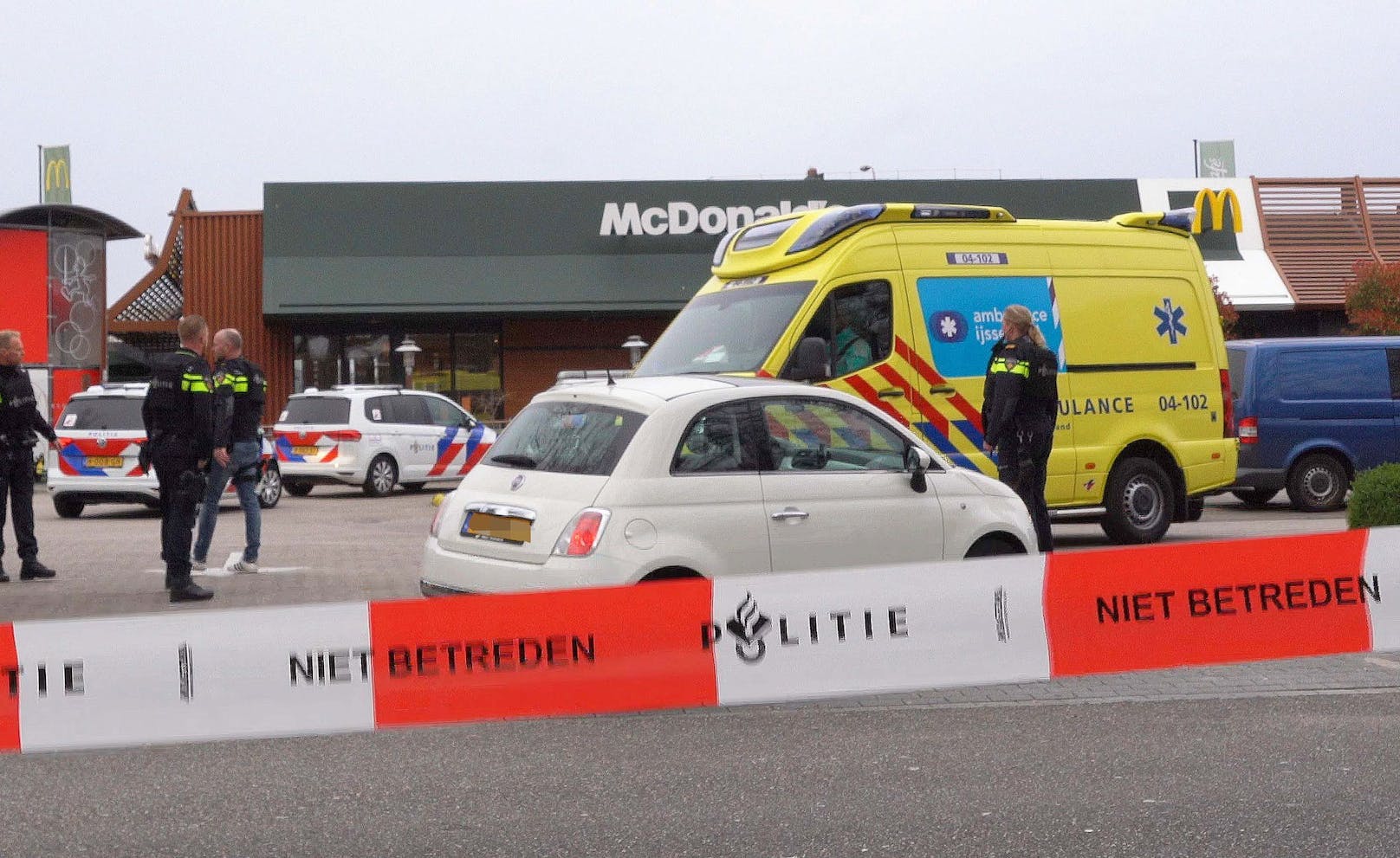 Bei einer Schießerei in einem Schnellimbiss kamen im niederländische Zwolle zwei Personen ums Leben.