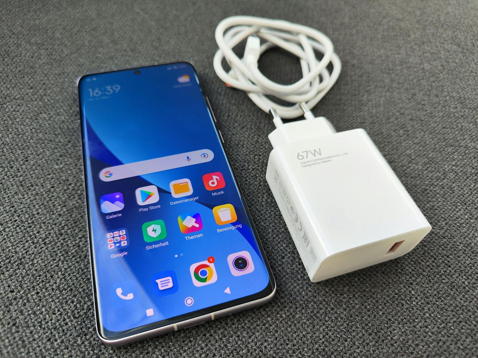... wasserdicht dürfte das Gerät nach unseren Testeindrücken dennoch sein) und Kleinigkeiten wie dem USB-Standard ist das Xiaomi 12 ein fantastisches Handy.