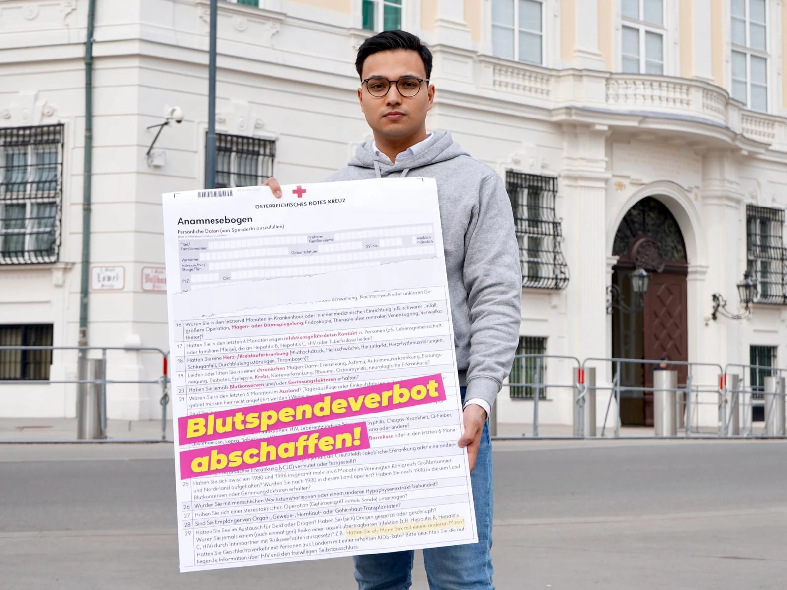 NEOS-Abgeordneter Yannick Shetty vor dem Kanzleramt