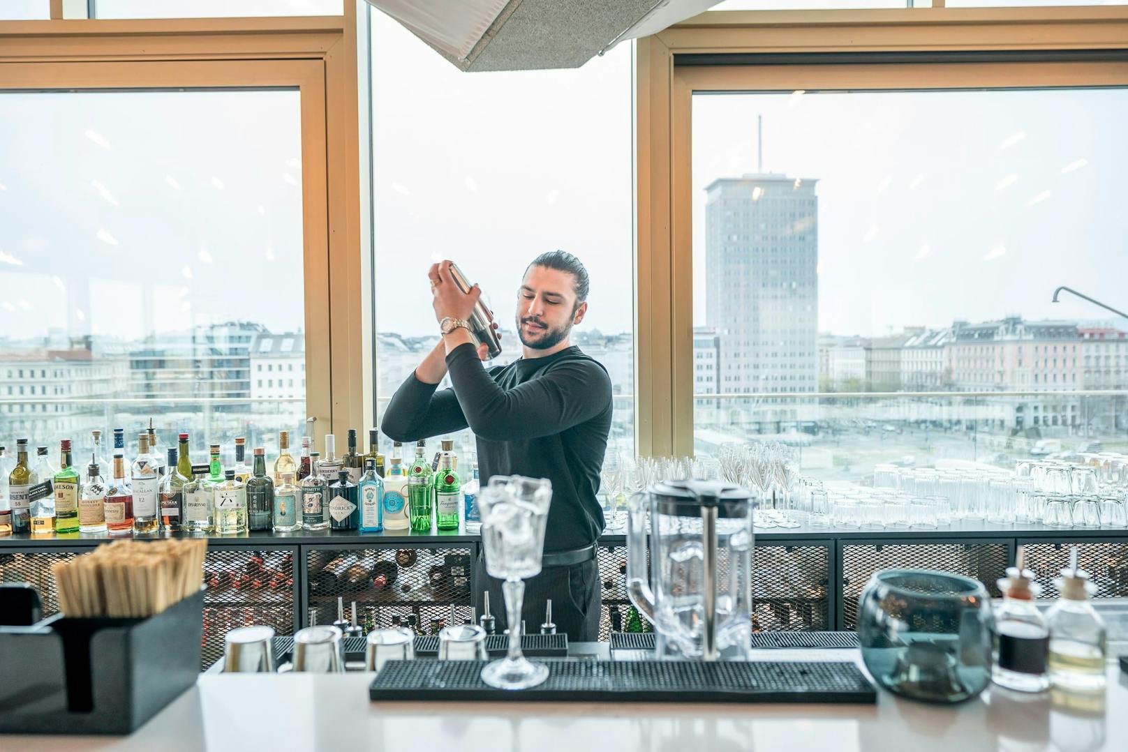 barkeeper elias agar mixt den cocktail fruity sin in der rooftop bar istros im radisson red ecke herminengasse obere donaustraße, 20220330 foto: helmut graf/tageszeitung heute