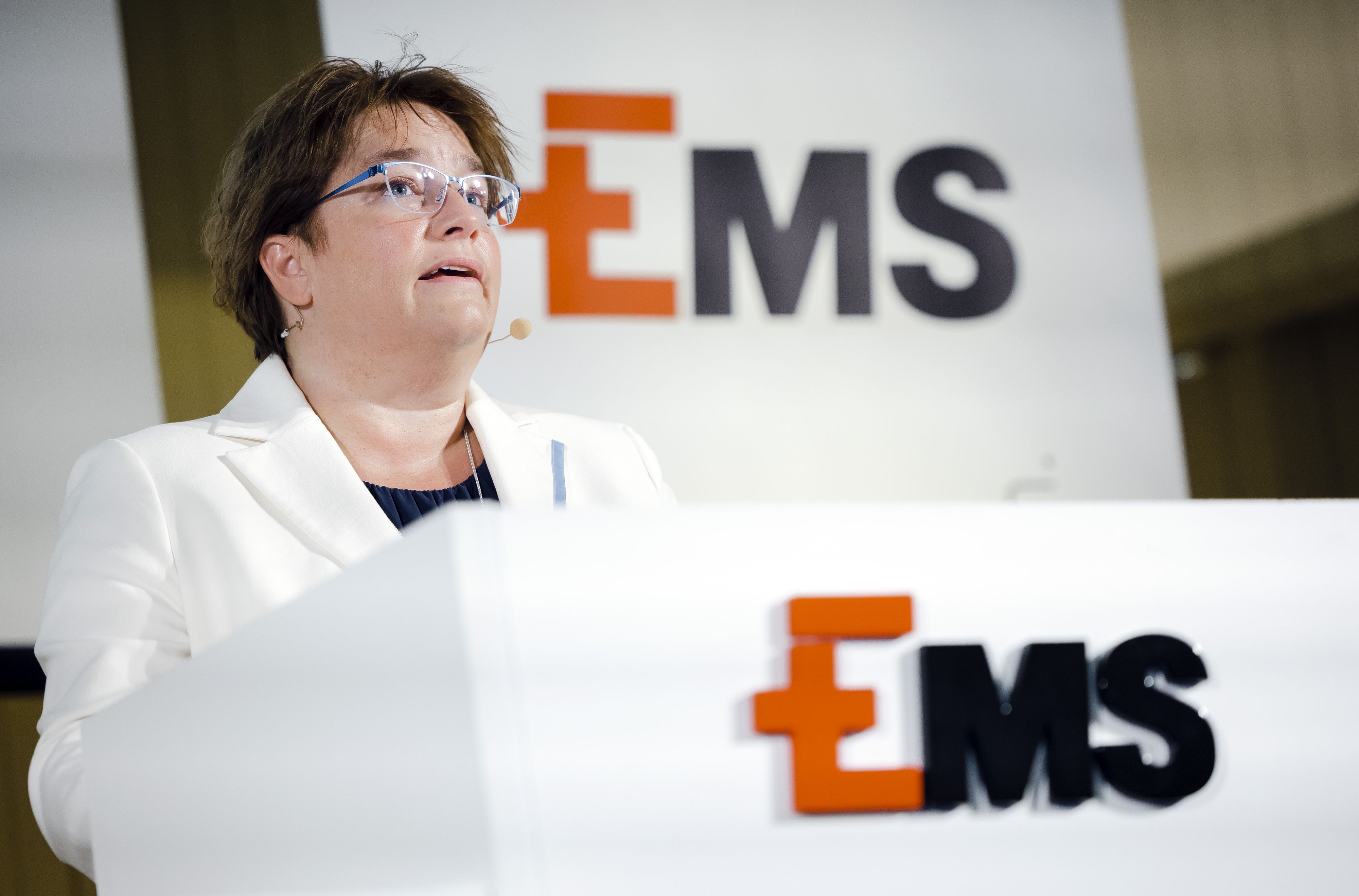 Magdalena Martullo-Blocher, CEO der Ems-Chemie untersagt ihren Mitarbeitern von "Krieg" in der Ukraine zu sprechen. 