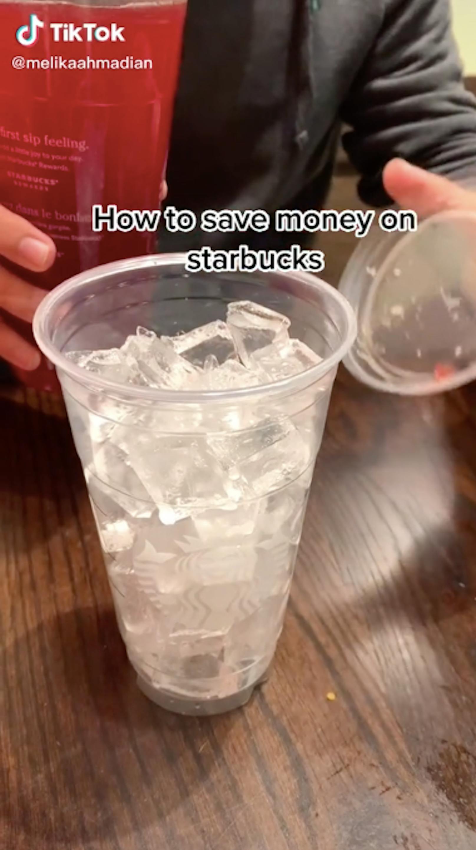 Starbucks-Barista&nbsp;Melika Ahmadian verrät auf TikTok: In einem größeren Becher das Getränk ohne Eis bestellen und in einem kleineren nur Eis.