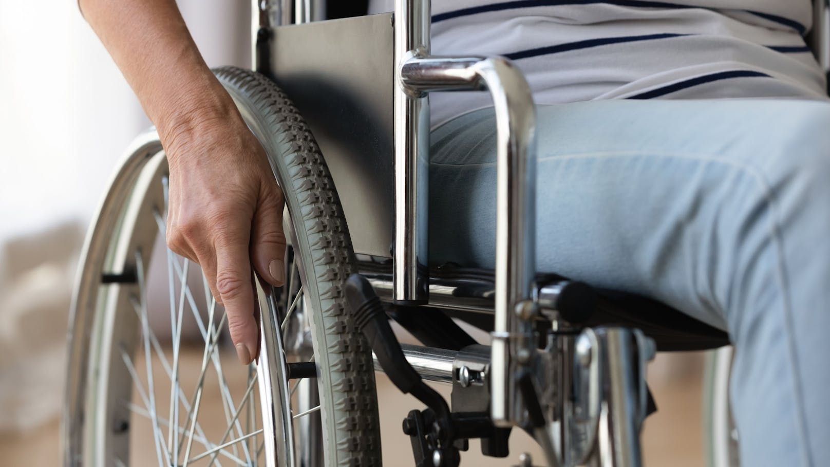 Die Pensionistin verlor auf der abschüssigen Rampe die Kontrolle über ihren Rollstuhl. (Symbolfoto)