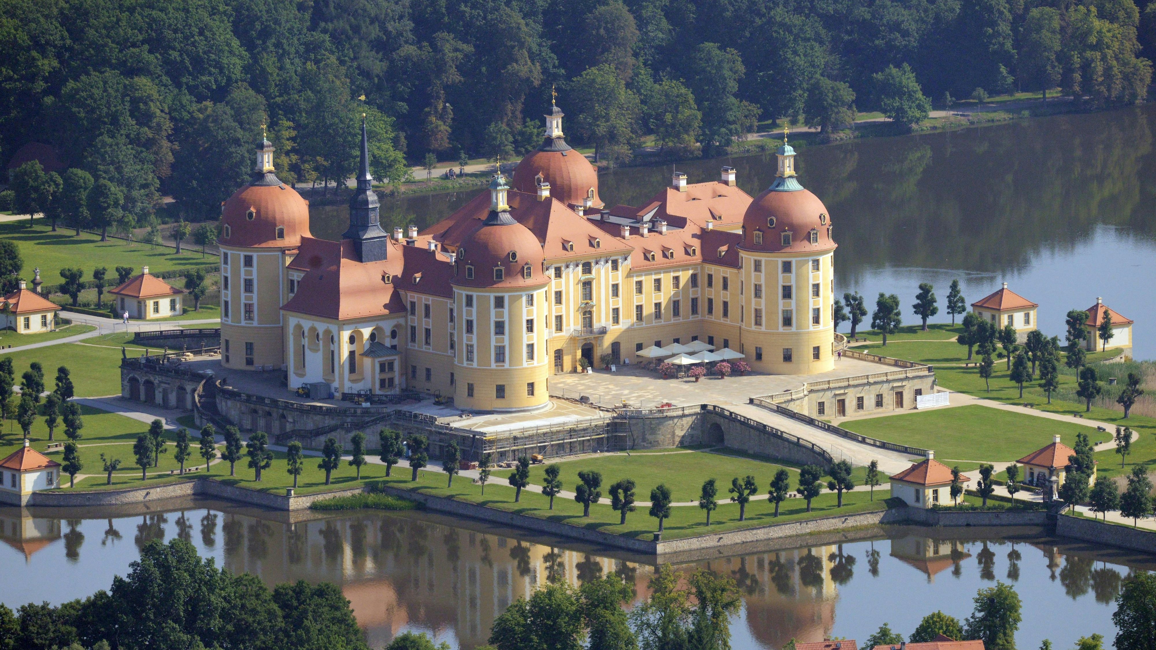 Schloss Moritzburg, Wohnsitz von&nbsp;Prinz Rüdiger von Sachsen&nbsp;und Kulisse des Weihnachtsklassikers&nbsp;"Drei Haselnüsse für Aschenbrödel".
