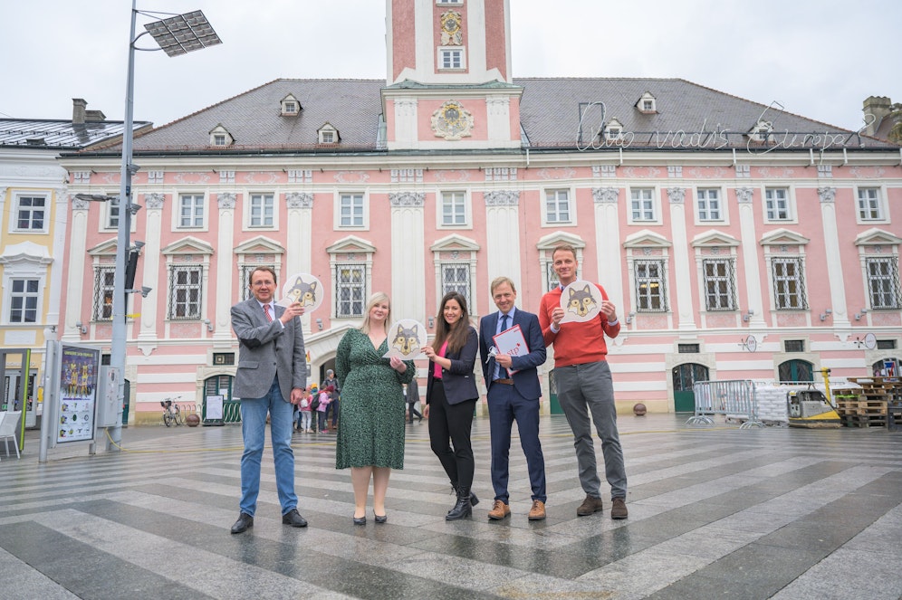 Bürgermeister Matthias Stadler, Alexandra Uitz (Bürgerservice), Larissa Costan (Stadtprokuratur), Martin Koutny (Leiter Bürgerservice) und Dieter Perndl (Firma Ubitec).