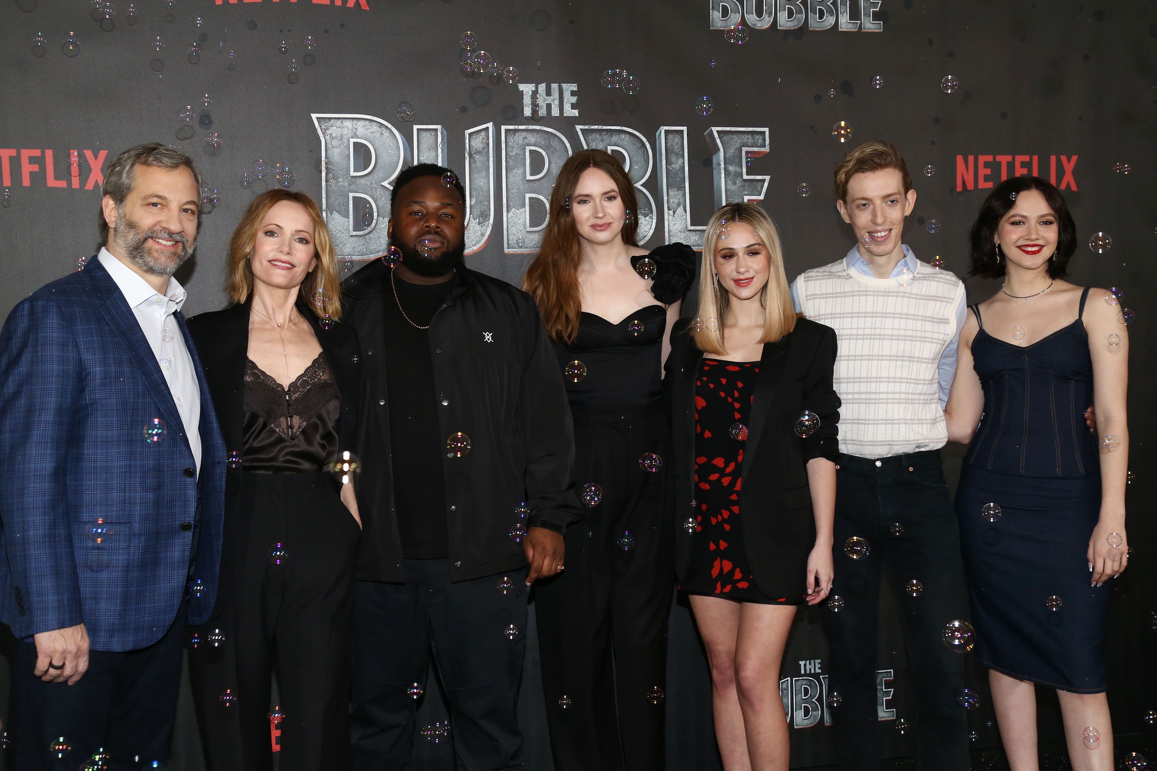 Download von www.picturedesk.com am 01.04.2022 (15:41).  LOS ANGELES, CALIFORNIA - MARCH 05: Judd Apatow, Leslie Mann, Samson Kayo, Karen Gillan, Maria Bakalova, Harry Trevaldwyn and Iris Apatow attend a photocall for "The Bubble," hosted by Netflix, at Four Seasons Hotel Los Angeles at Beverly Hills on March 05, 2022 in Los Angeles, California. Tommaso Boddi/Getty Images/AFP.== FOR NEWSPAPERS, INTERNET, TELCOS & TELEVISION USE ONLY == - 20220305_PD12312 - Rechteinfo: Rights Managed (RM) Fotografische Urheberrechte sind garantiert. Der Kunde selbst hat insbesondere die Persönlichkeitsrechte der abgebildeten Personen in eigener Verantwortung zu beachten (AGBs Punkt 5). Nur für redaktionelle Nutzung durch Tageszeitungen und Onlinemedien!