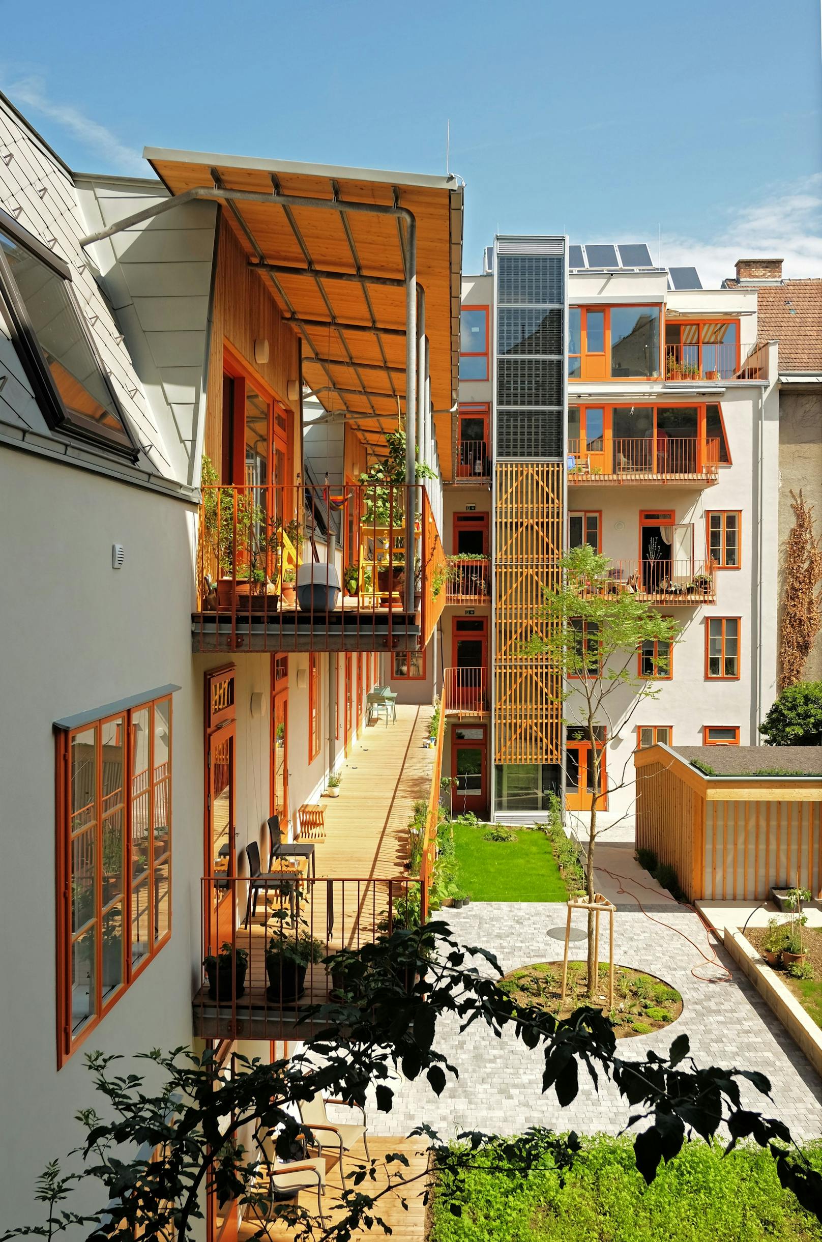 Vorzeigeprojekt mit Beschattung und viel Grün im Innenhof: Die Nutzung von Erdwärme macht dieses Wohnhaus im 17. Bezirk unabhängig von fossilen Energieträgern.