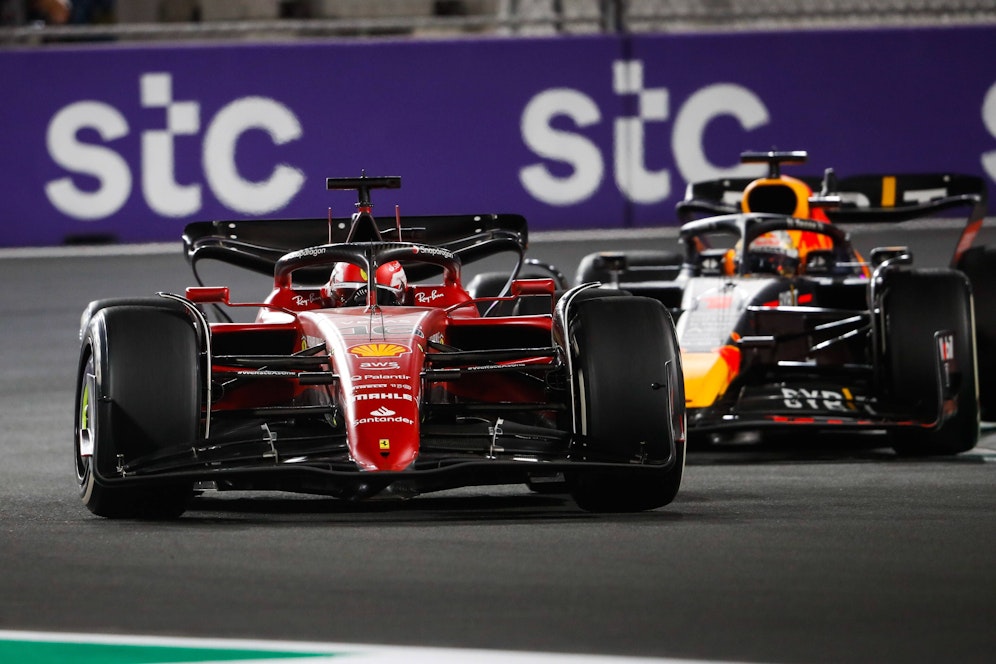 Charles Leclerc im Zweikampf mit Max Verstappen