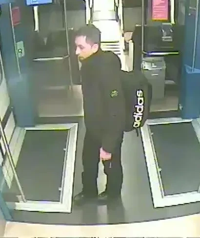 Dieser Mann ist dringend tatverdächtig. Die Polizei fahndet nach ihm.