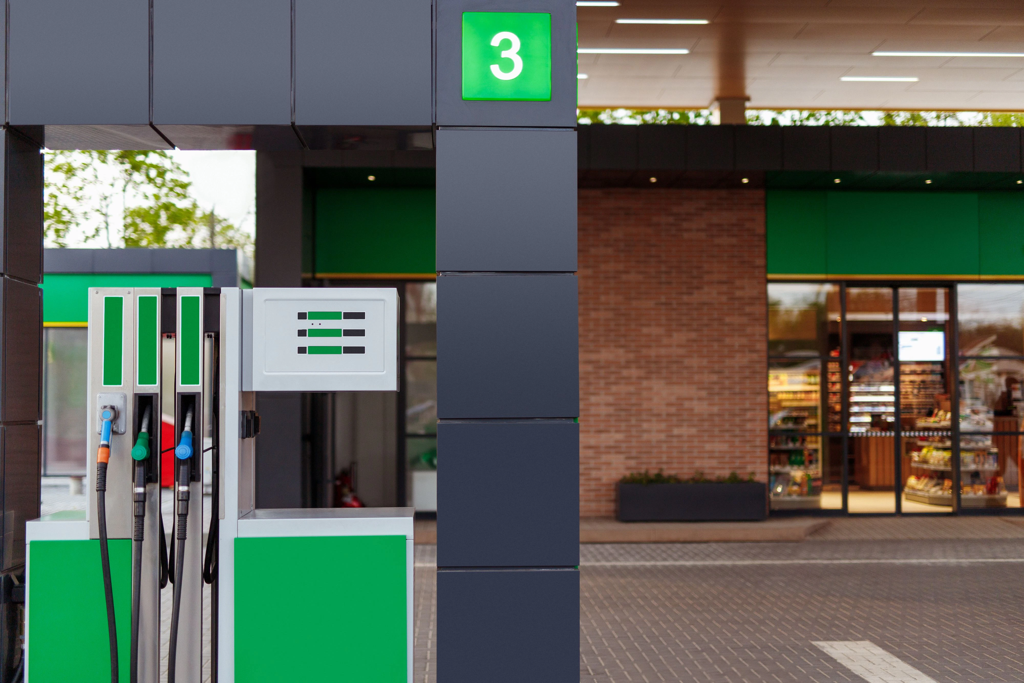 Die Männer betraten den Shop und raubten Bargeld und Zigaretten. Symbolbild. 
