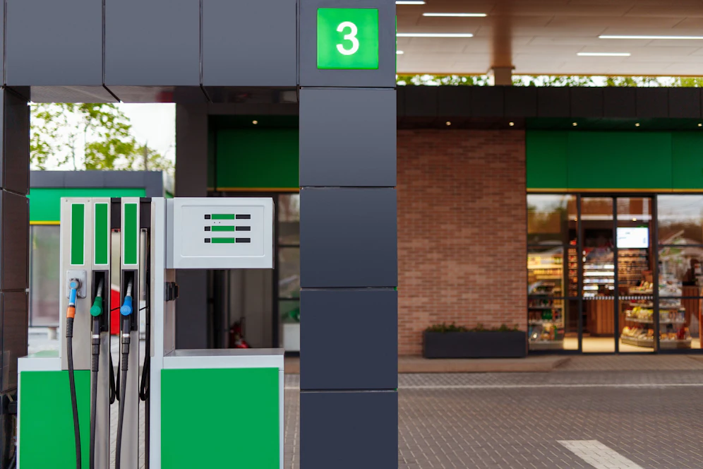 Die Männer betraten den Shop und raubten Bargeld und Zigaretten. Symbolbild. 