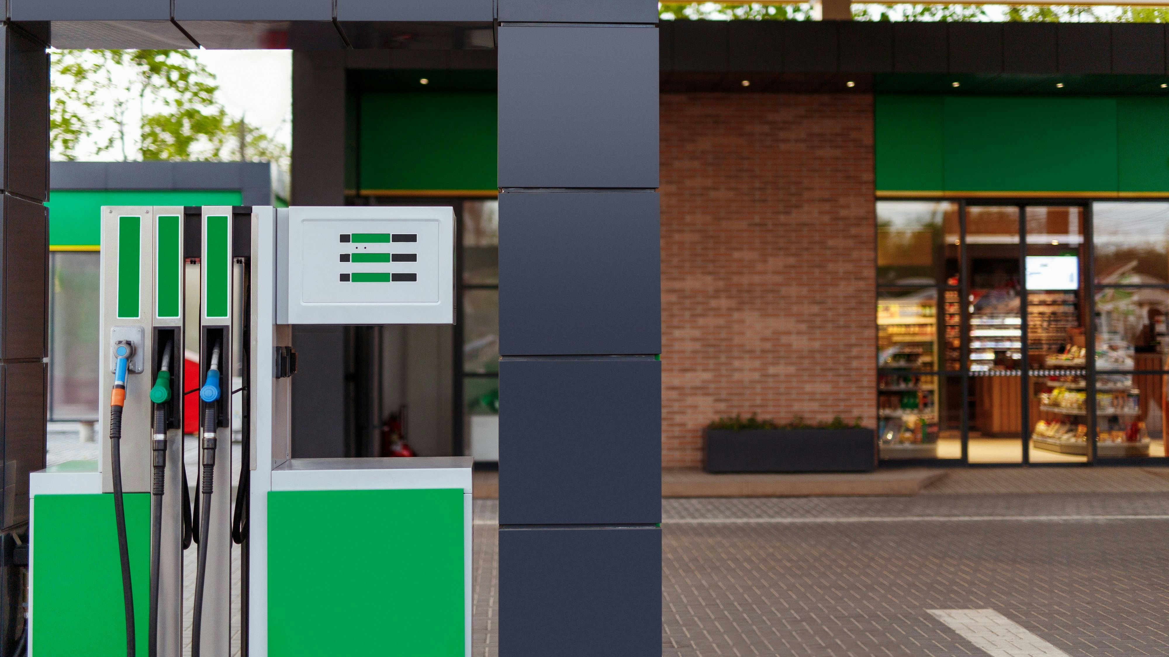 Die Männer betraten den Shop und raubten Bargeld und Zigaretten. Symbolbild. 