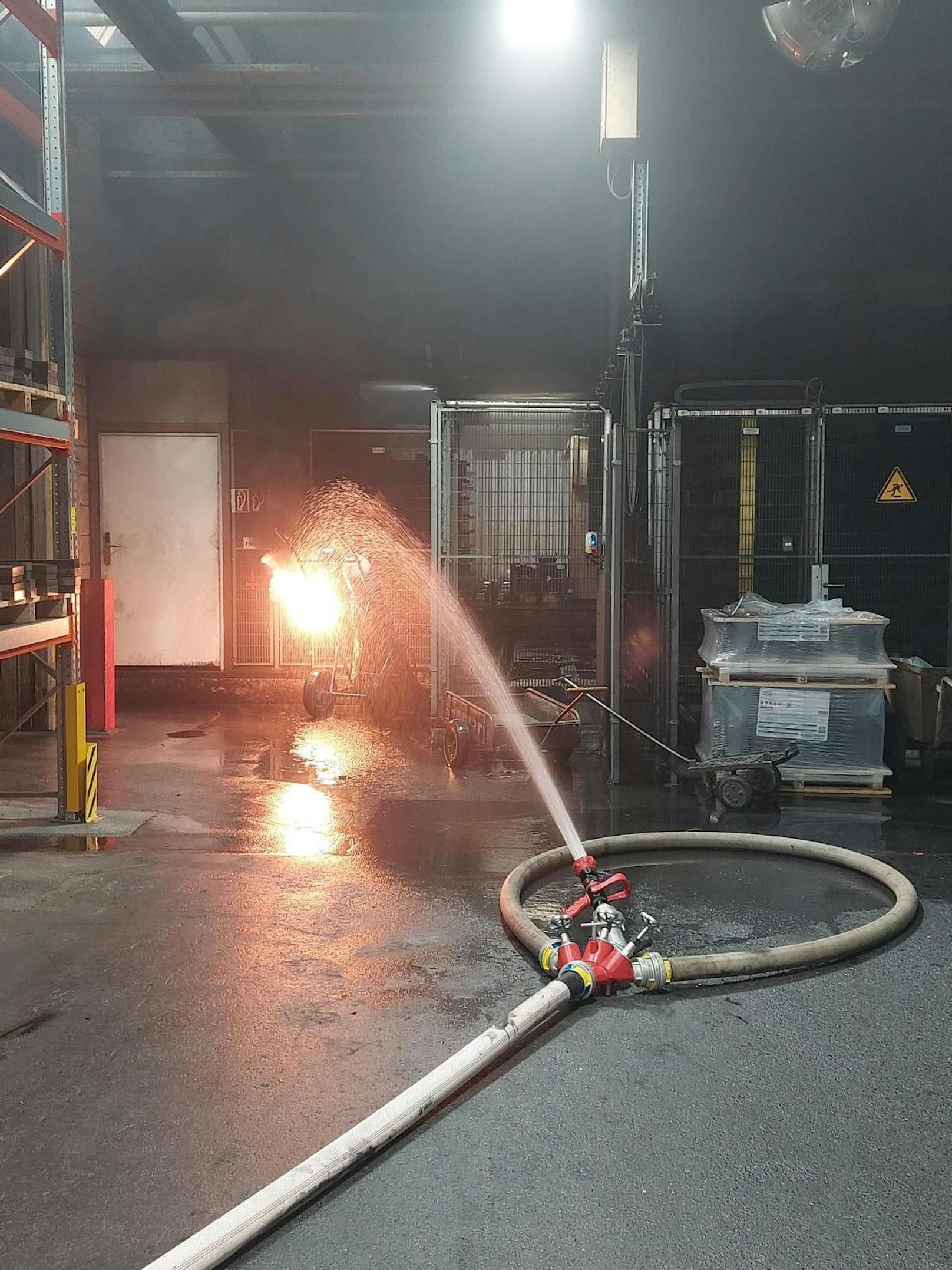 In einem Magnesitwerk im Mürztal kam am 1. April zu einer Rückzündung bei einer Acetylen-Gasflasche. Das Sonderkommando Cobra musste anrücken und ein Loch in den Druckbehälter schießen.