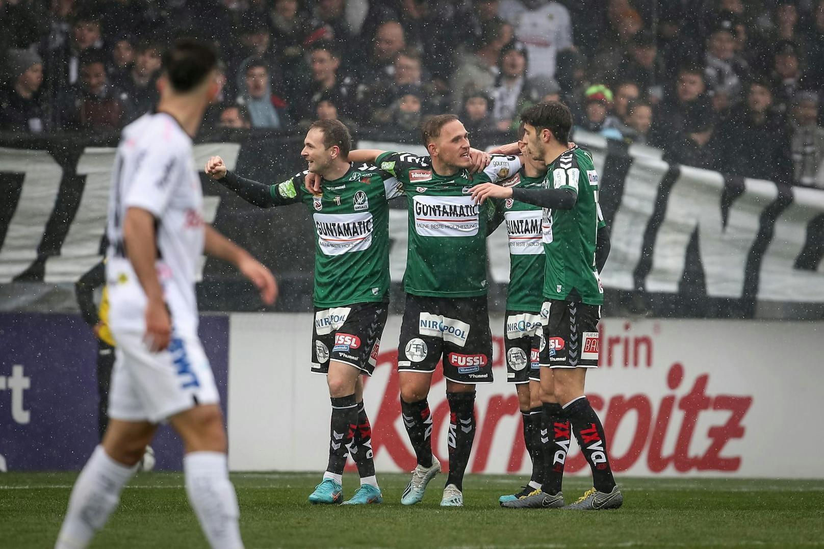 Die SV Ried bejubelt den Erfolg im Oberösterreich-Derby gegen den LASK. 