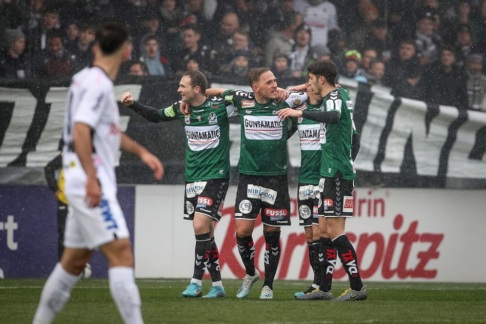 Die SV Ried bejubelt den Erfolg im Oberösterreich-Derby gegen den LASK. 