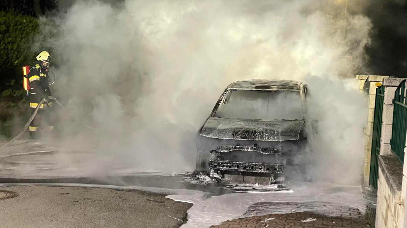 Ein Auto brannte in einer Siedlung komplett aus.