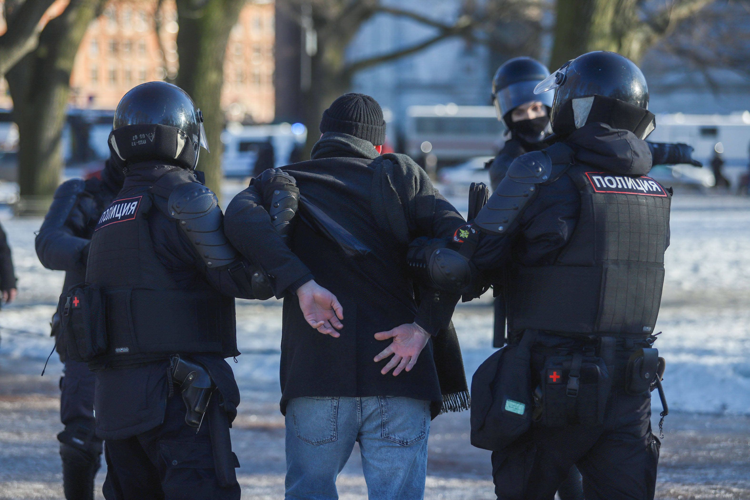 Wer gegen Putins Krieg demonstriert, wird schnell verhaftet.