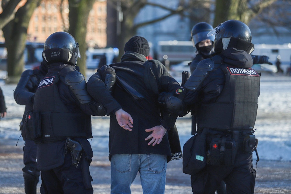 Wer gegen Putins Krieg demonstriert, wird schnell verhaftet.