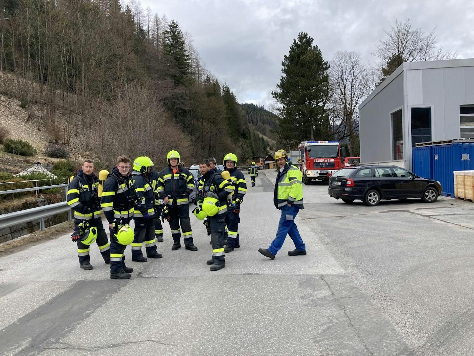 In einem Magnesitwerk im Mürztal kam am 1. April zu einer Rückzündung bei einer Acetylen-Gasflasche. Das Sonderkommando Cobra musste anrücken und ein Loch in den Druckbehälter schießen.