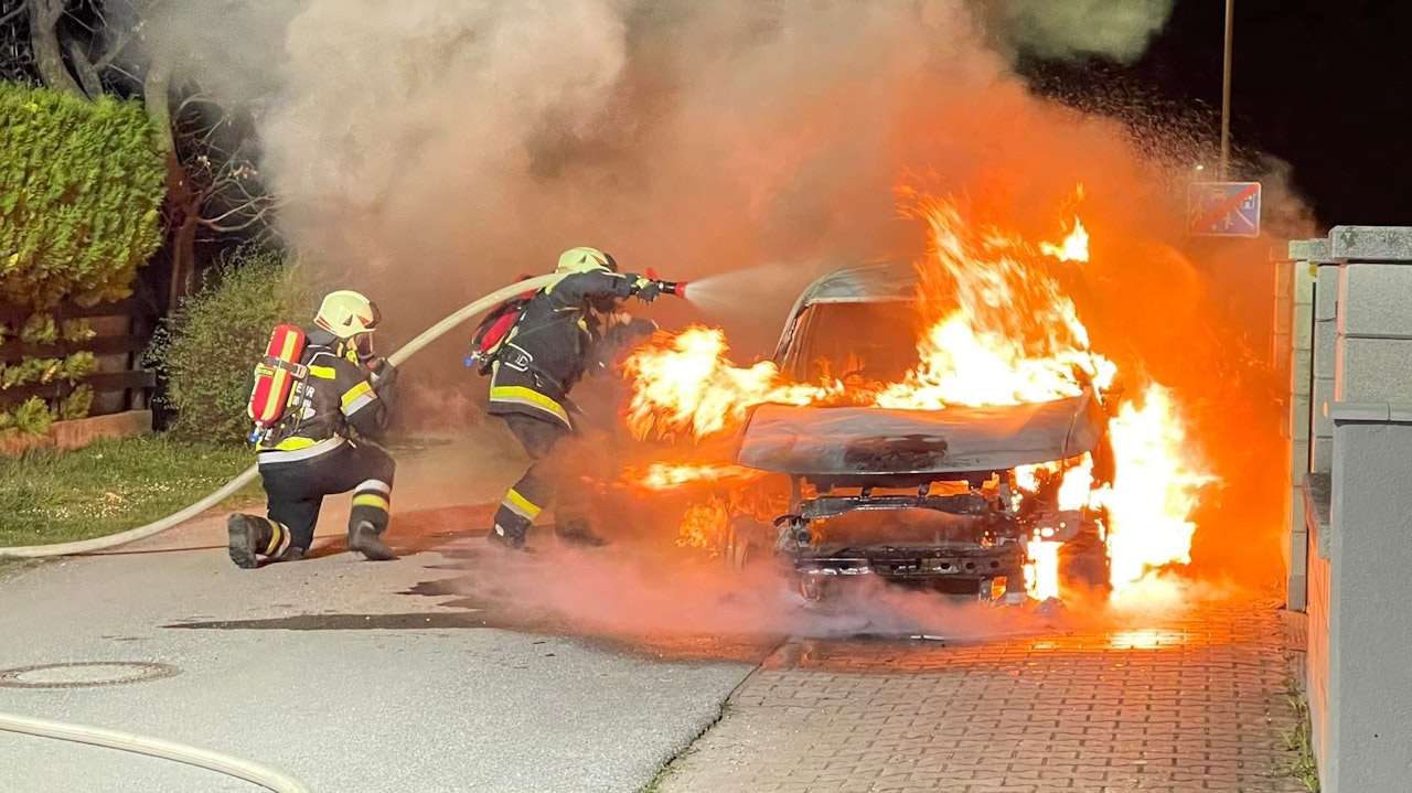 Heute.at - Auto brannte in einer Siedlung komplett aus