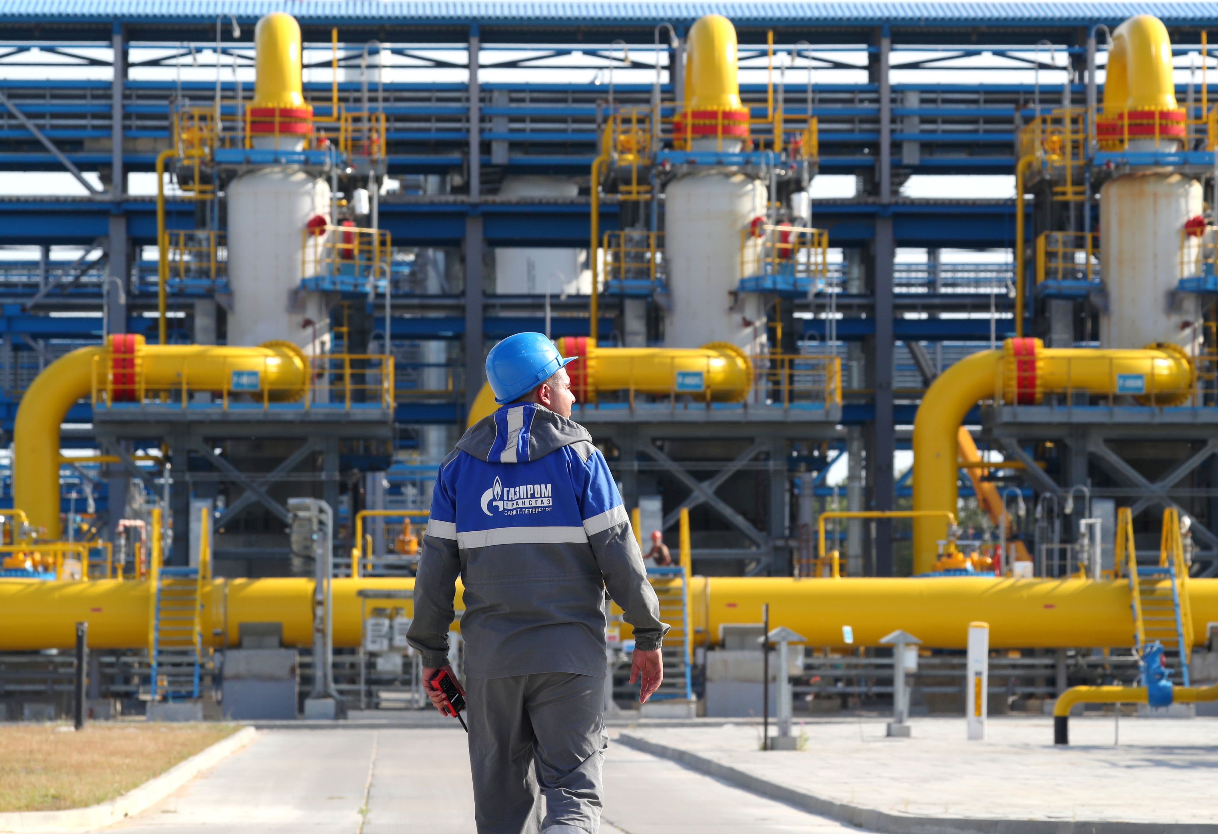 Ein Gazprom-Angestellter in einer Pipeline-Anlage für Erdgas.