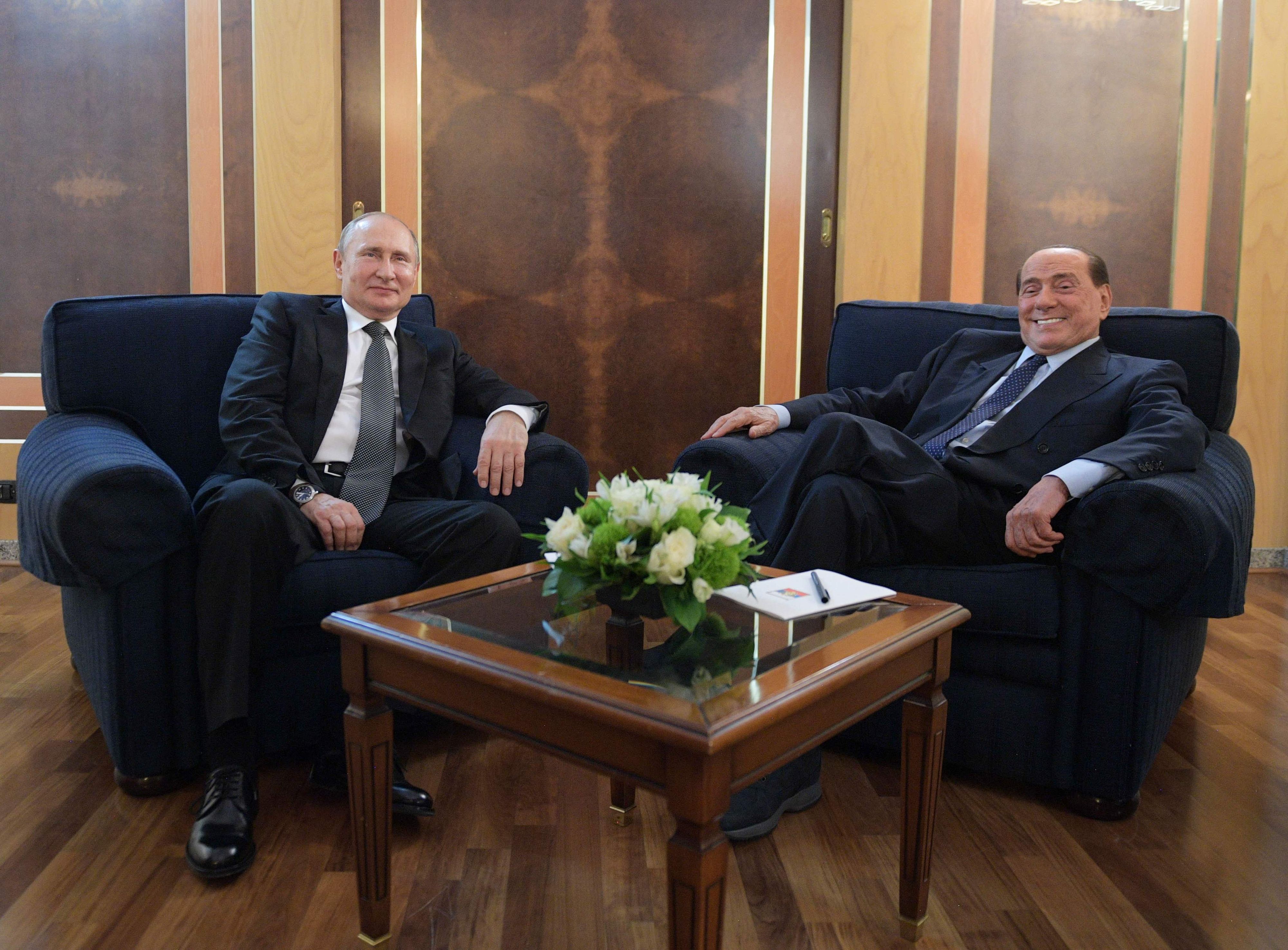 Der italienische Ex-Premier Silvio Berlusconi zusammen mit Putin bei einem Treffen in Rom 2019