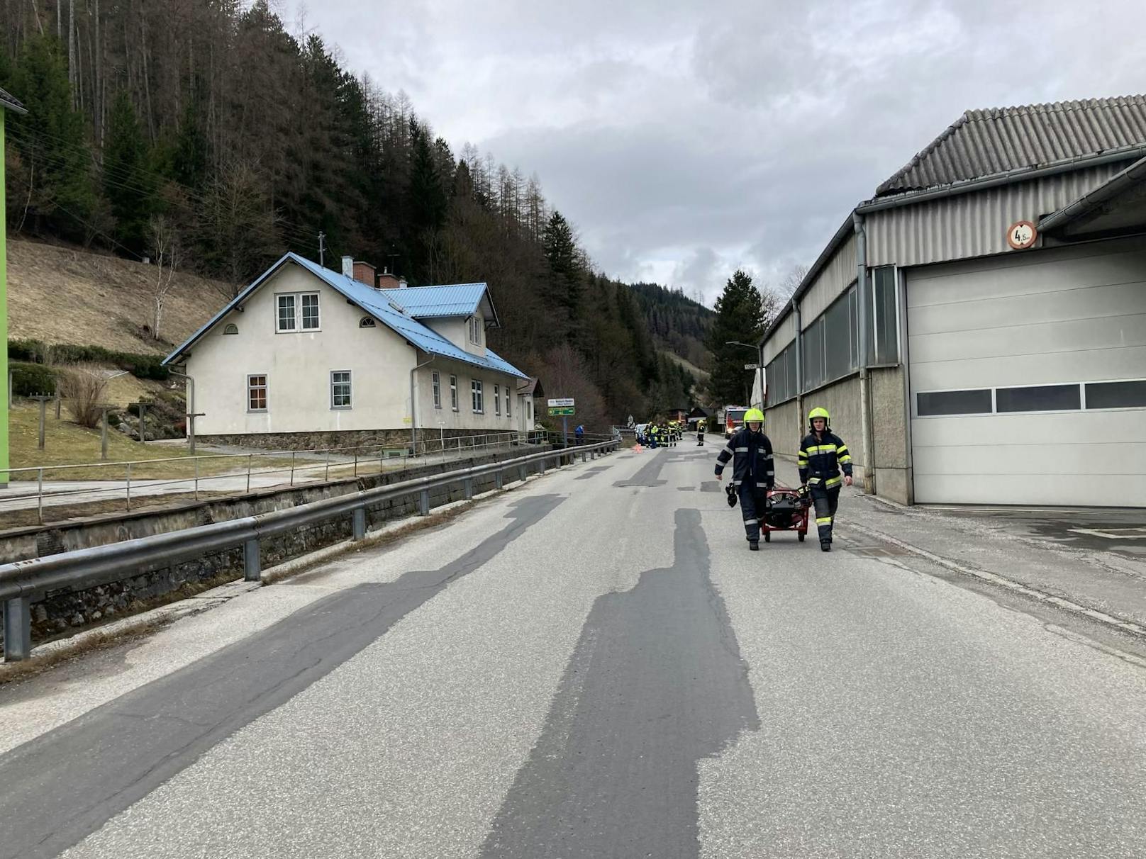 In einem Magnesitwerk im Mürztal kam am 1. April zu einer Rückzündung bei einer Acetylen-Gasflasche. Das Sonderkommando Cobra musste anrücken und ein Loch in den Druckbehälter schießen.