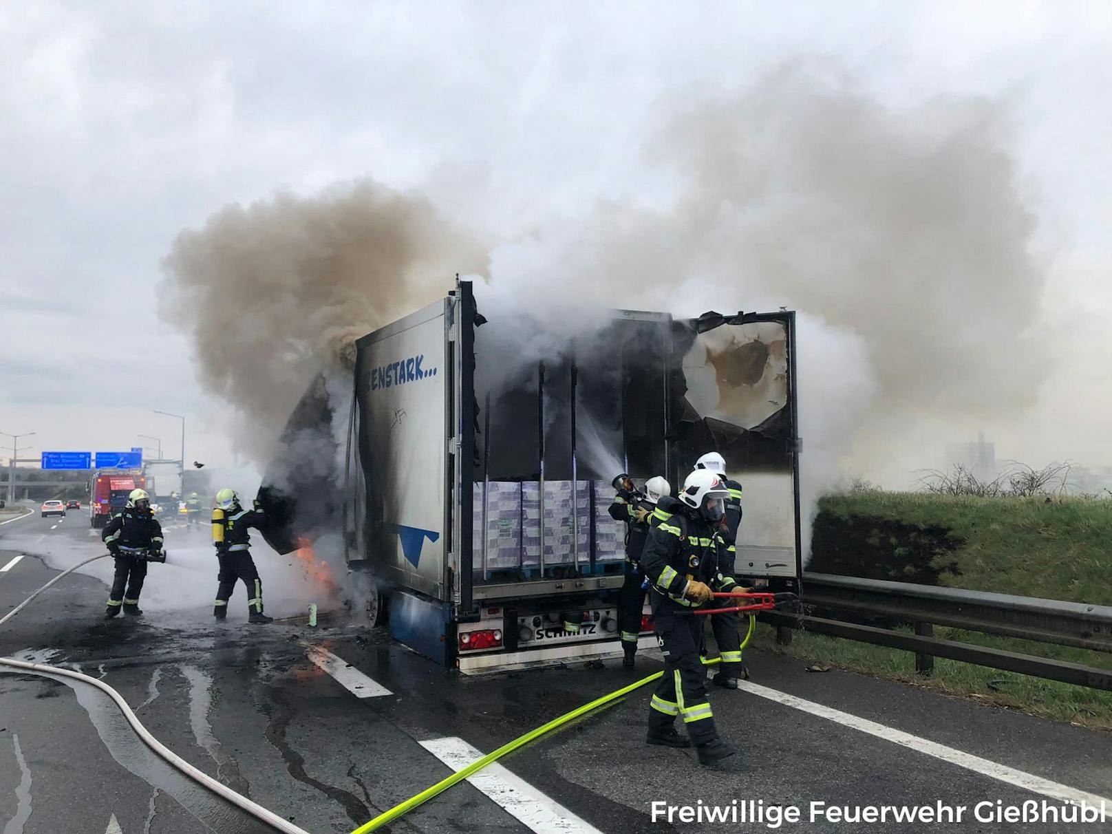 Ein mit Schokolade beladener Sattelschlepper ist Samstagfrüh auf der A21 Wiener Außenringautobahn bei Brunn am Gebirge (NÖ) in Brand geraten.