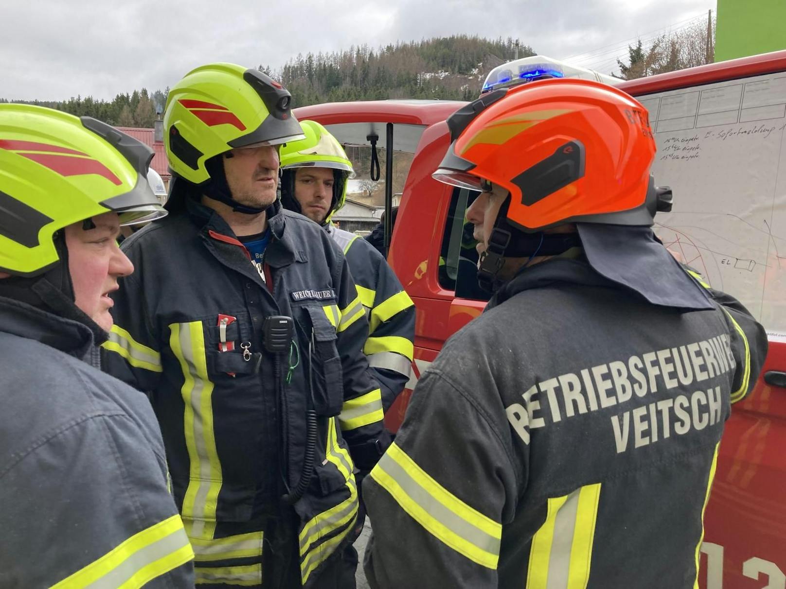 In einem Magnesitwerk im Mürztal kam am 1. April zu einer Rückzündung bei einer Acetylen-Gasflasche. Das Sonderkommando Cobra musste anrücken und ein Loch in den Druckbehälter schießen.