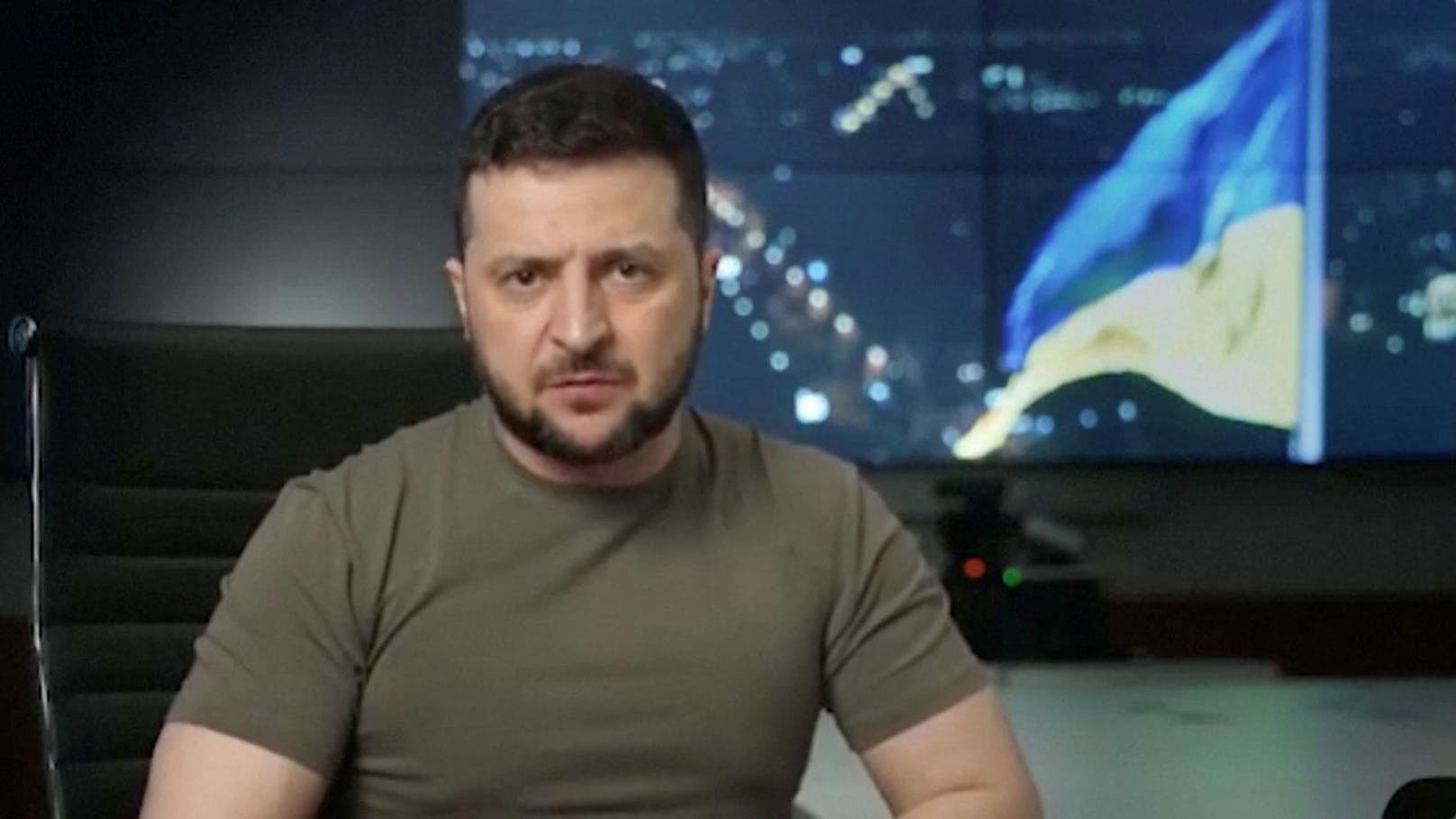 In einer Videobotschaft vom Mittwoch fordert der ukrainische Präsident schwere Waffenlieferungen und geht dabei ins Detail.