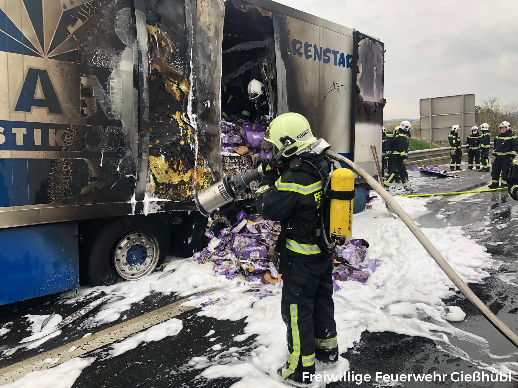 Ein mit Schokolade beladener Sattelschlepper ist Samstagfrüh auf der A21 Wiener Außenringautobahn bei Brunn am Gebirge (NÖ) in Brand geraten.