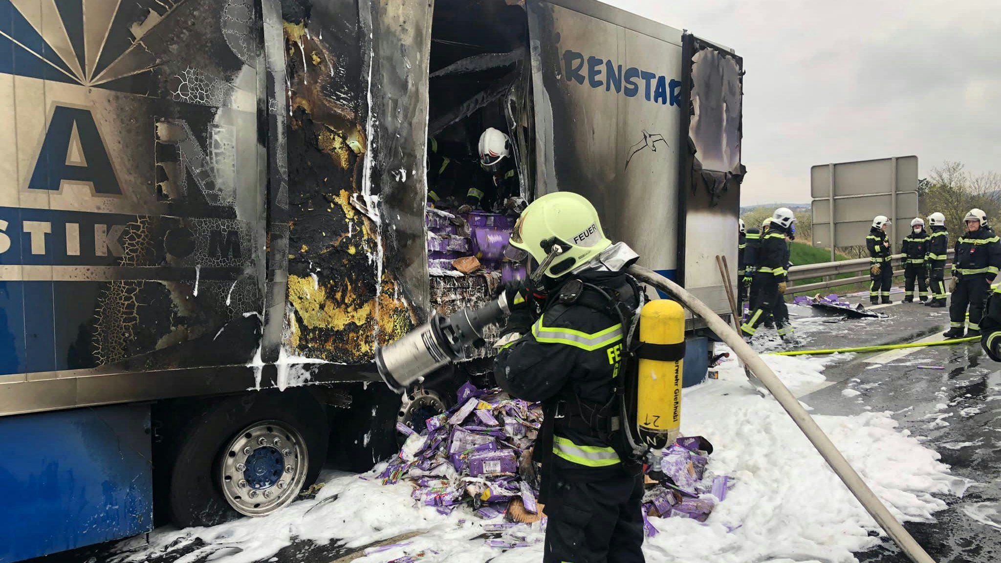 Ein mit Schokolade beladener Sattelschlepper ist Samstagfrüh auf der A21 Wiener Außenringautobahn bei Brunn am Gebirge (NÖ) in Brand geraten.