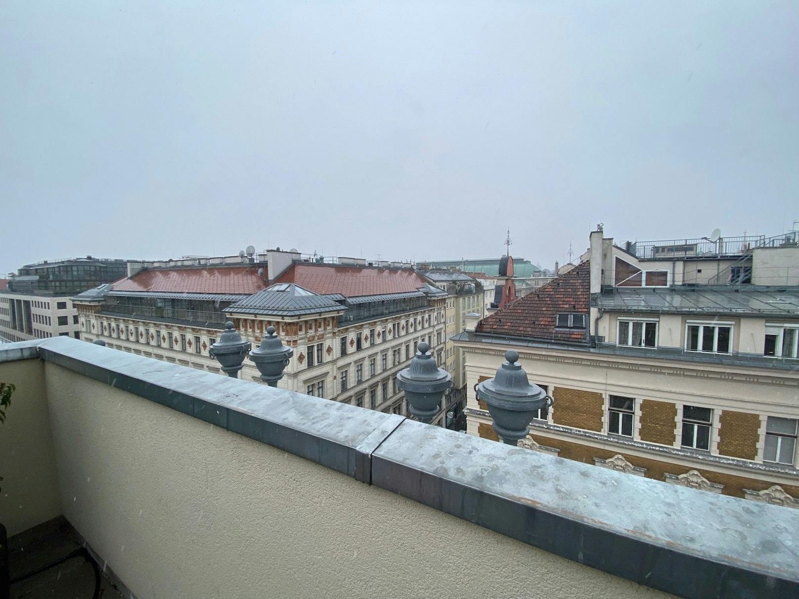 Auch in der Wiener Innenstadt begann es am Samstagnachmittag zu schneien.