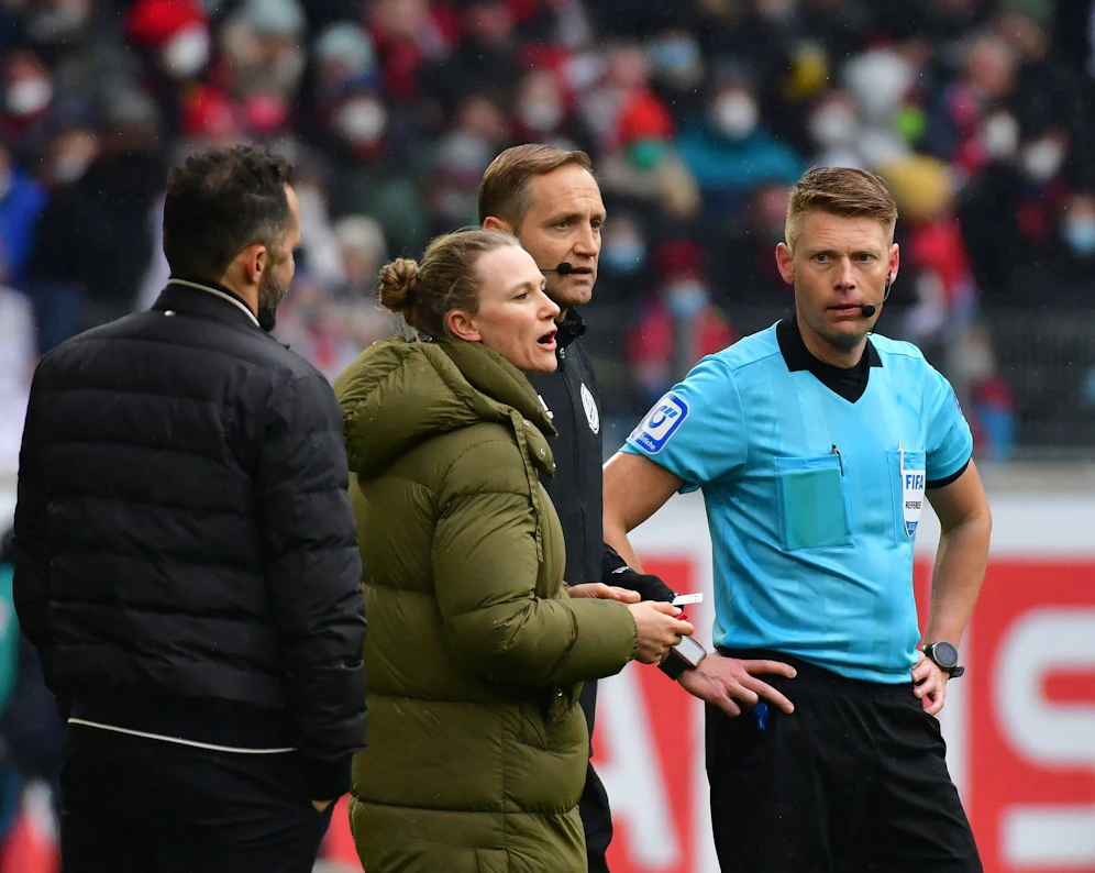 Kathleen Krüger hielt die falsche Nummer in die Luft. 