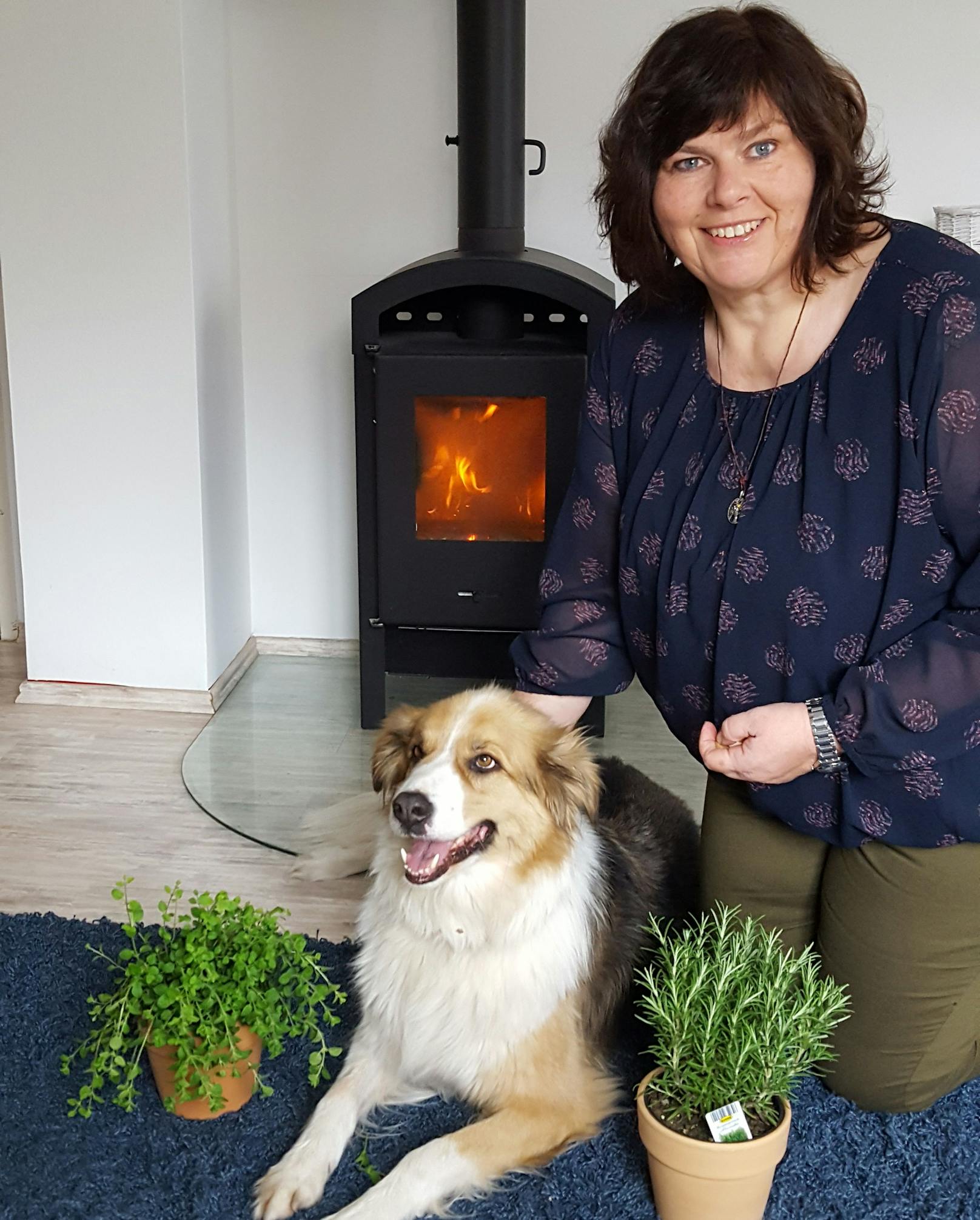Kräuterpädagogin Silvia Rosenberger mit ihrem Tierschutz-Hund "Fluke" 