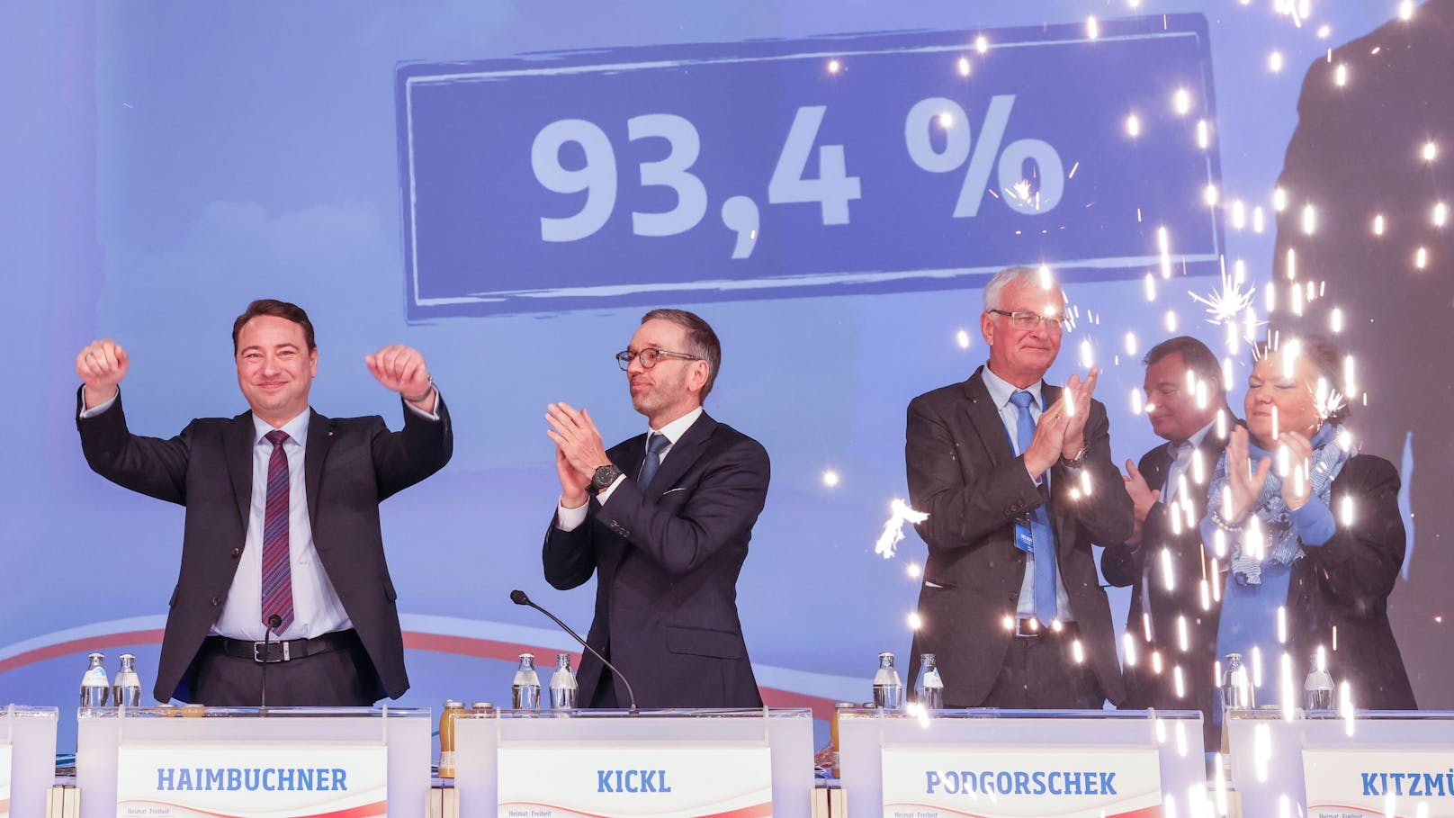 <strong>Manfred Haimbuchner</strong> (links) wurde zum oberösterreichischen FPÖ-Chef wiedergewählt, Bundesparteiobmann <strong>Herbert Kickl</strong> freut's.