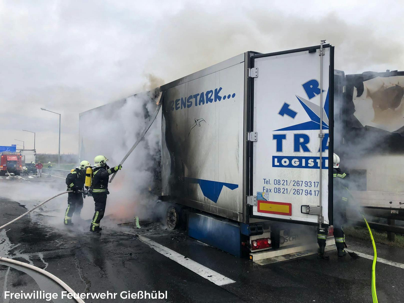 Ein mit Schokolade beladener Sattelschlepper ist Samstagfrüh auf der A21 Wiener Außenringautobahn bei Brunn am Gebirge (NÖ) in Brand geraten.