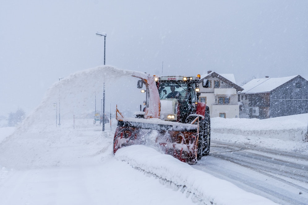 Beide Autolenker rutschten von einer schneebedeckten Straße wie dieser. (Symbolfoto)