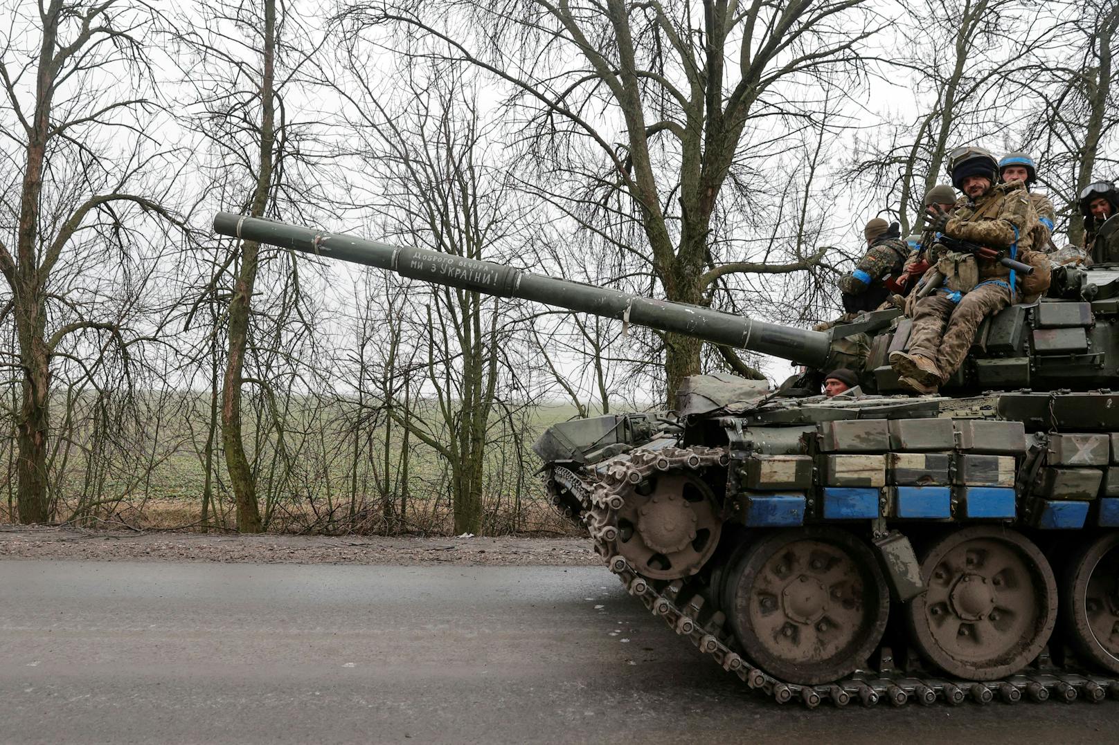 Nach dem Rückzug der russischen Besatzer stoßen ukrainische Truppen weiter in den Norden des Landes vor. Dort werden sie von der Bevölkerung jubelnd empfangen. (3. April 2022)     