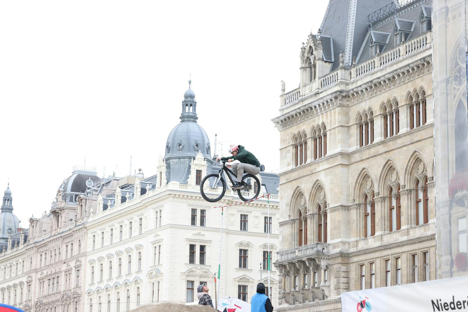 Beim Argus Bike Festival Wien 2022 ging es am Wiener Rathausplatz am Wochenende hoch hinaus.