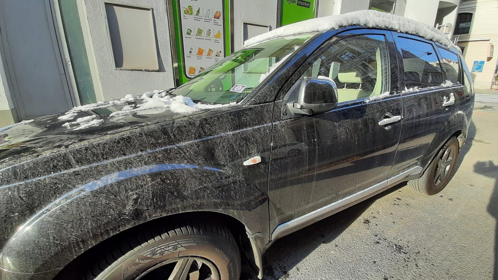 Der Schnee taut auf und hinterlässt enormen Dreck an den Autos. 