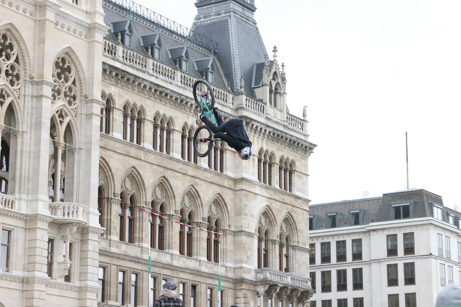 Beim Argus Bike Festival Wien 2022 ging es am Wiener Rathausplatz am Wochenende hoch hinaus.