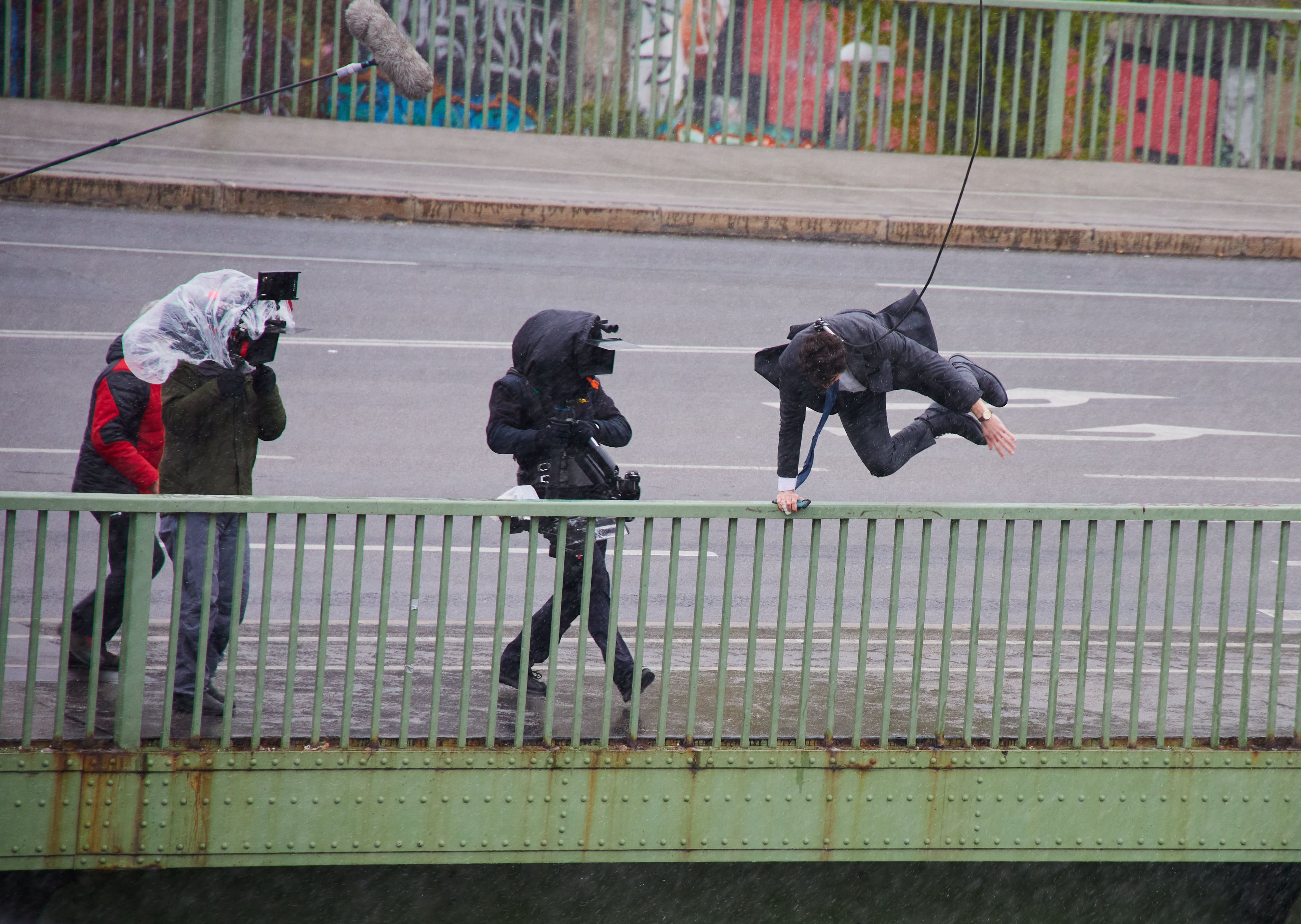 Für den Dreh wirft sich ein Stuntman über die Wiener Radetzkybrücke.
