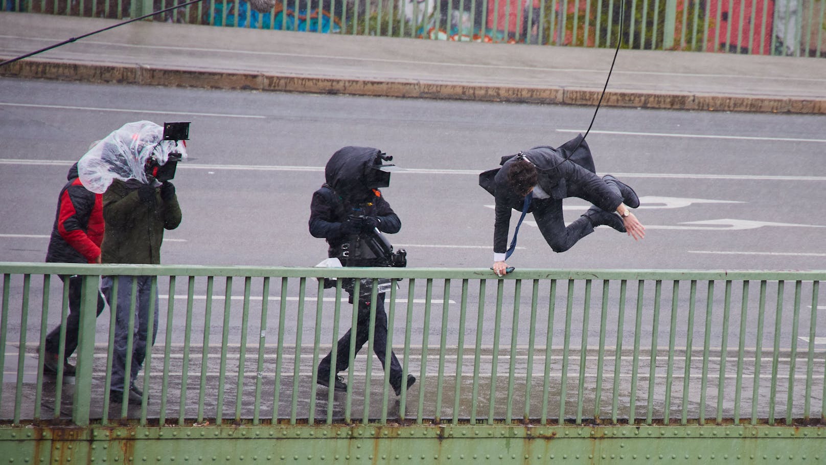 Für den Dreh wirft sich ein Stuntman über die Wiener Radetzkybrücke.