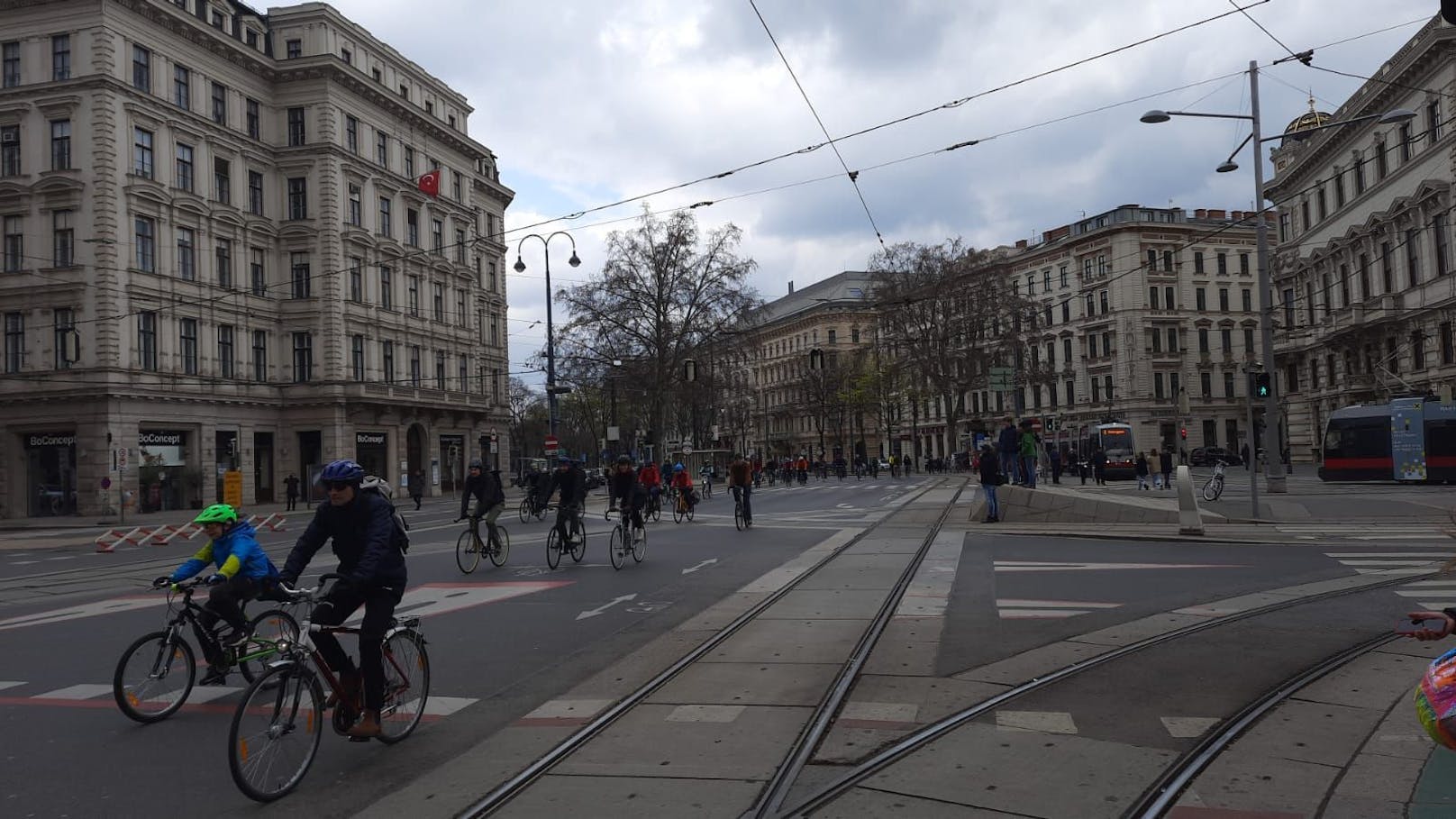 Tausende klimafreundliche Radfahrer ließen für eine Parade die Ringstraße sperren.