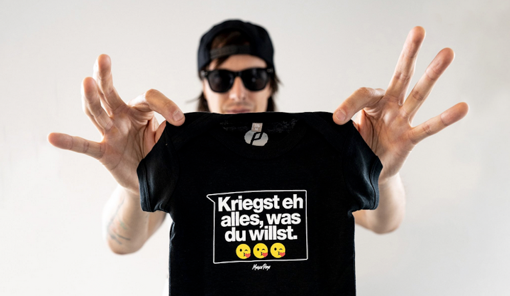 Turbobier-Frontman Marco Pogo präsentiert den Neuzugang im Turbobier-Fanshop
